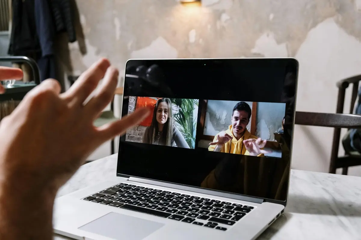 What Kills Long-Distance Relationships? Signs, Checklist, and Repair Test: 1. Unclear communication kills safety first